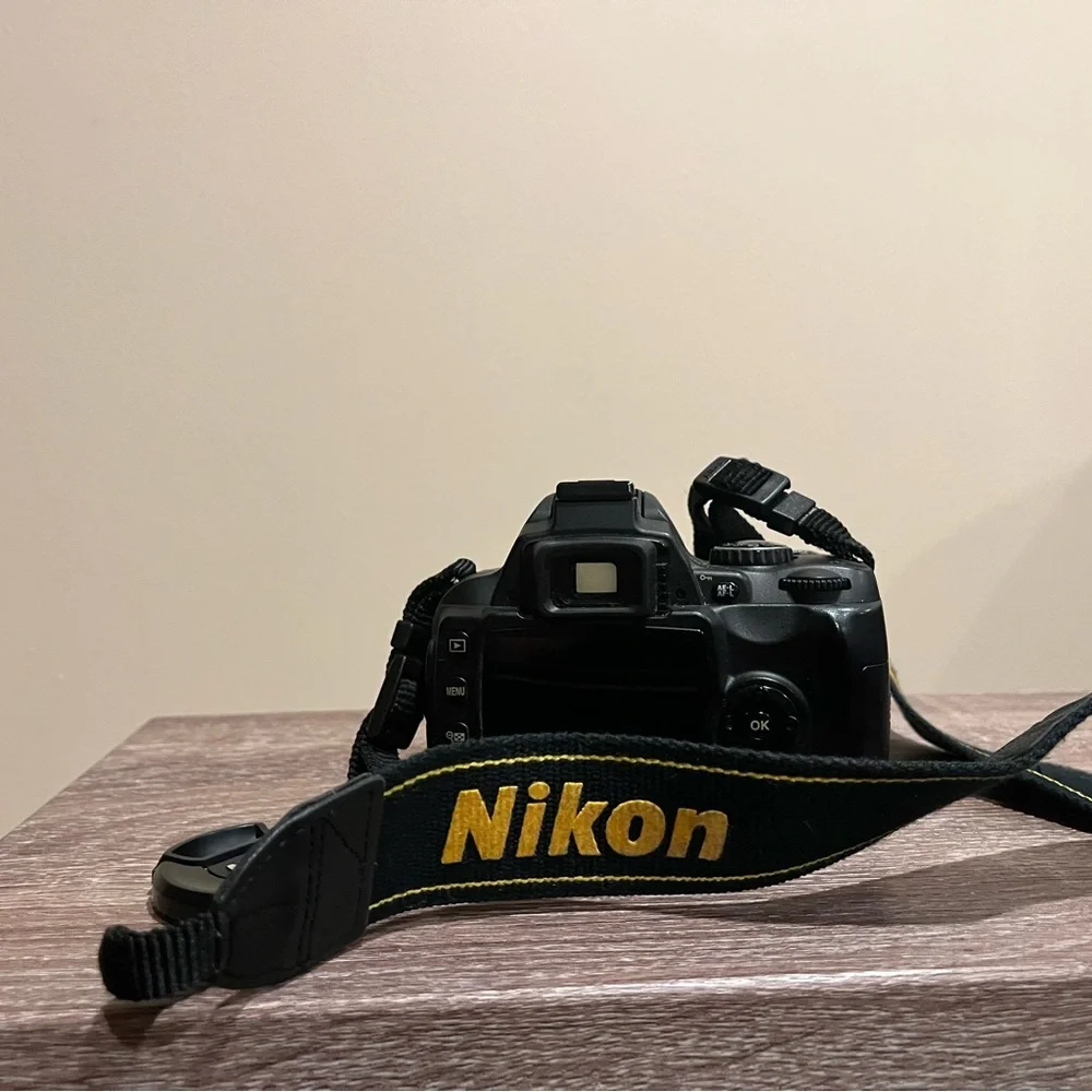 Nikon D40 6.1MP Digital SLR Camera Af-s DX Nikkor Ed 18-55mm